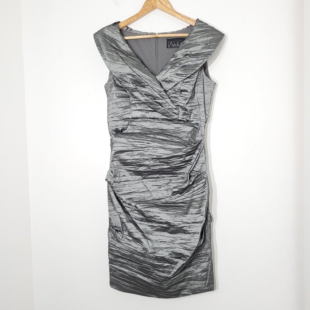 Alex Evenings Silver Coquette V-Neck Wide Wrap Shoulder Lined Wedding Dress Sz 8